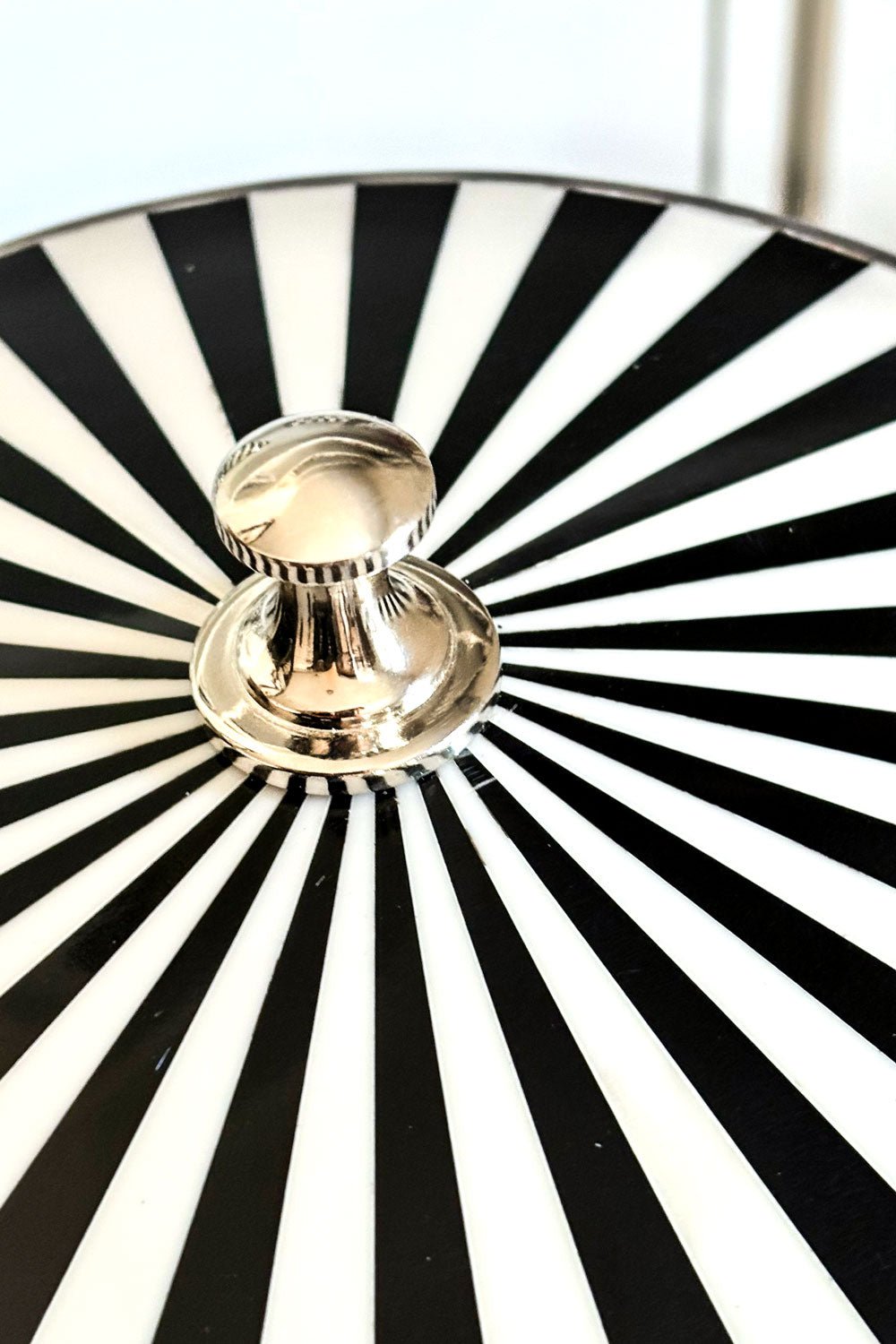 Detalle Tapa Cubitera De Hueso Y Resina Con Diseño De Rayas Blancas Y Negras Grande Cristina Oria
