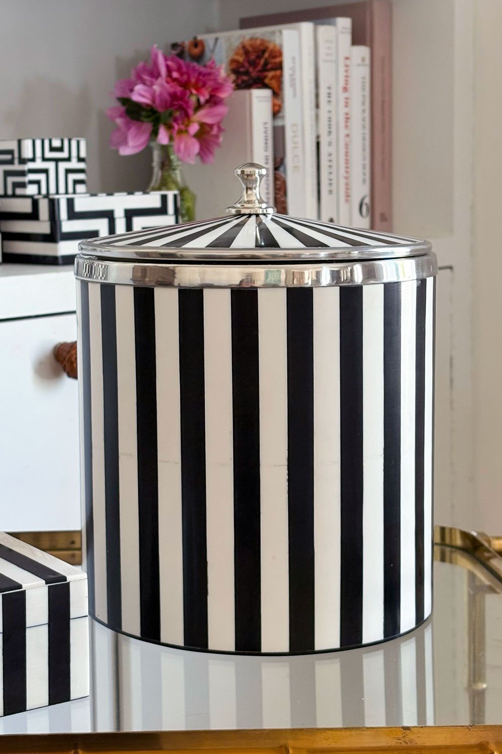 Cubitera De Hueso Y Resina Con Diseño De Rayas Blancas Y Negras Grande Cristina Oria