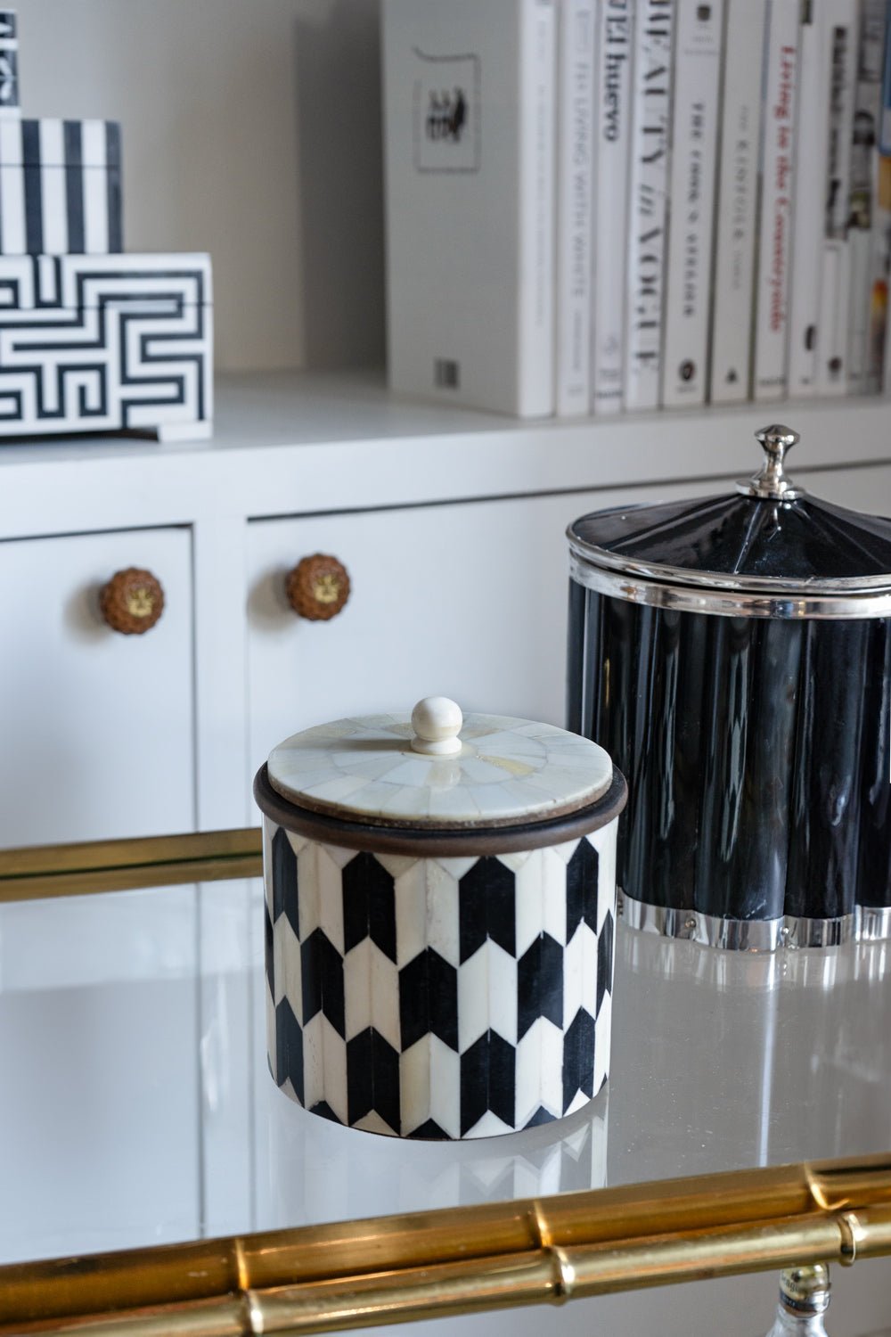 Caja Decorativa De Hueso Y Resina Redonda Con Diseño De Flechas Blancas Y Negras Cristina Oria