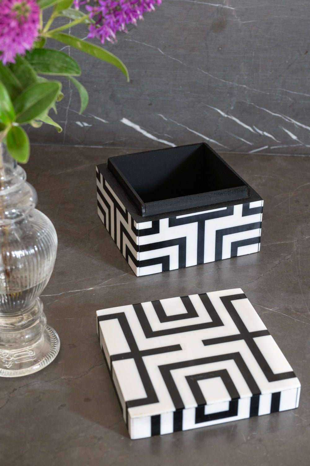 Petite coffret décoratif en résine carrée avec design de puzzle blanc et noir