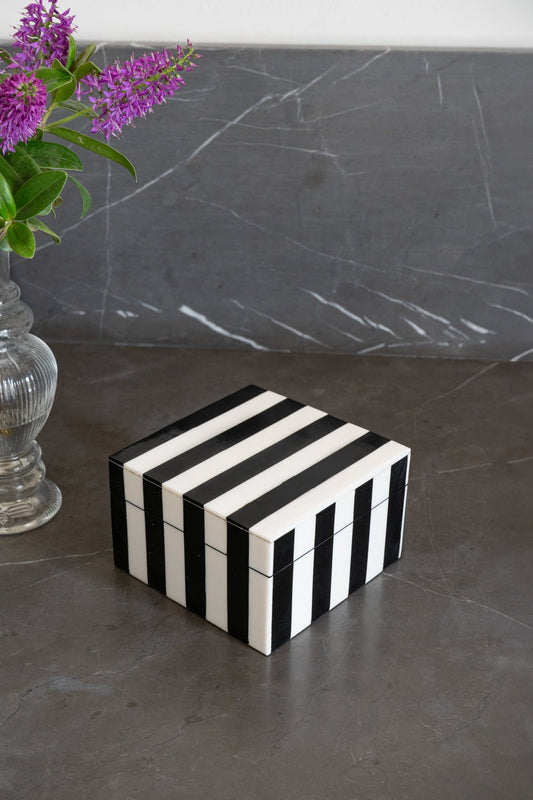 Caja Decorativa Mini De Resina Cuadrada Con Diseño De Rayas Blancas Y Negras Cristina Oria