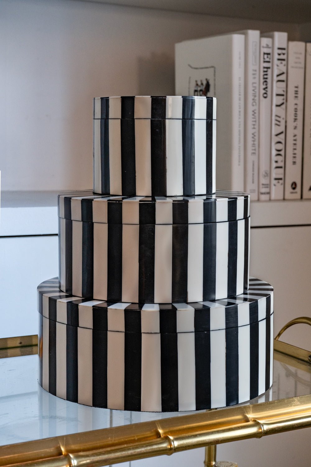 Piccola scatola decorativa rotonda in resina con design a strisce bianche e nere