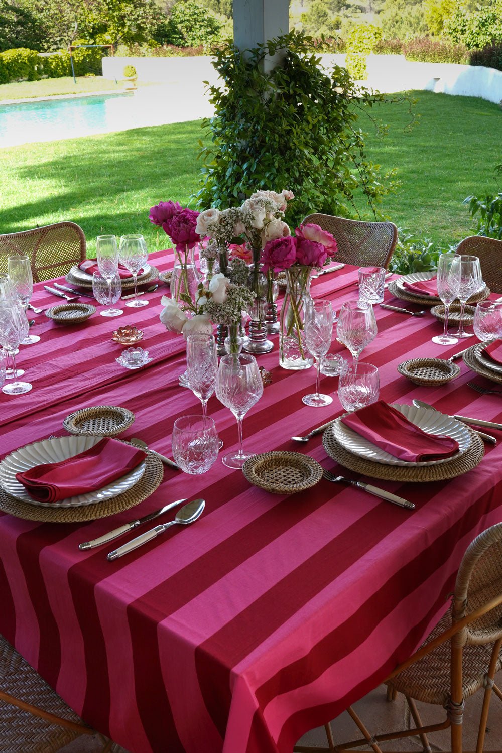 Detalle Mesa Puesta Mantel Rayas Rosas Y Rojas Cristina Oria