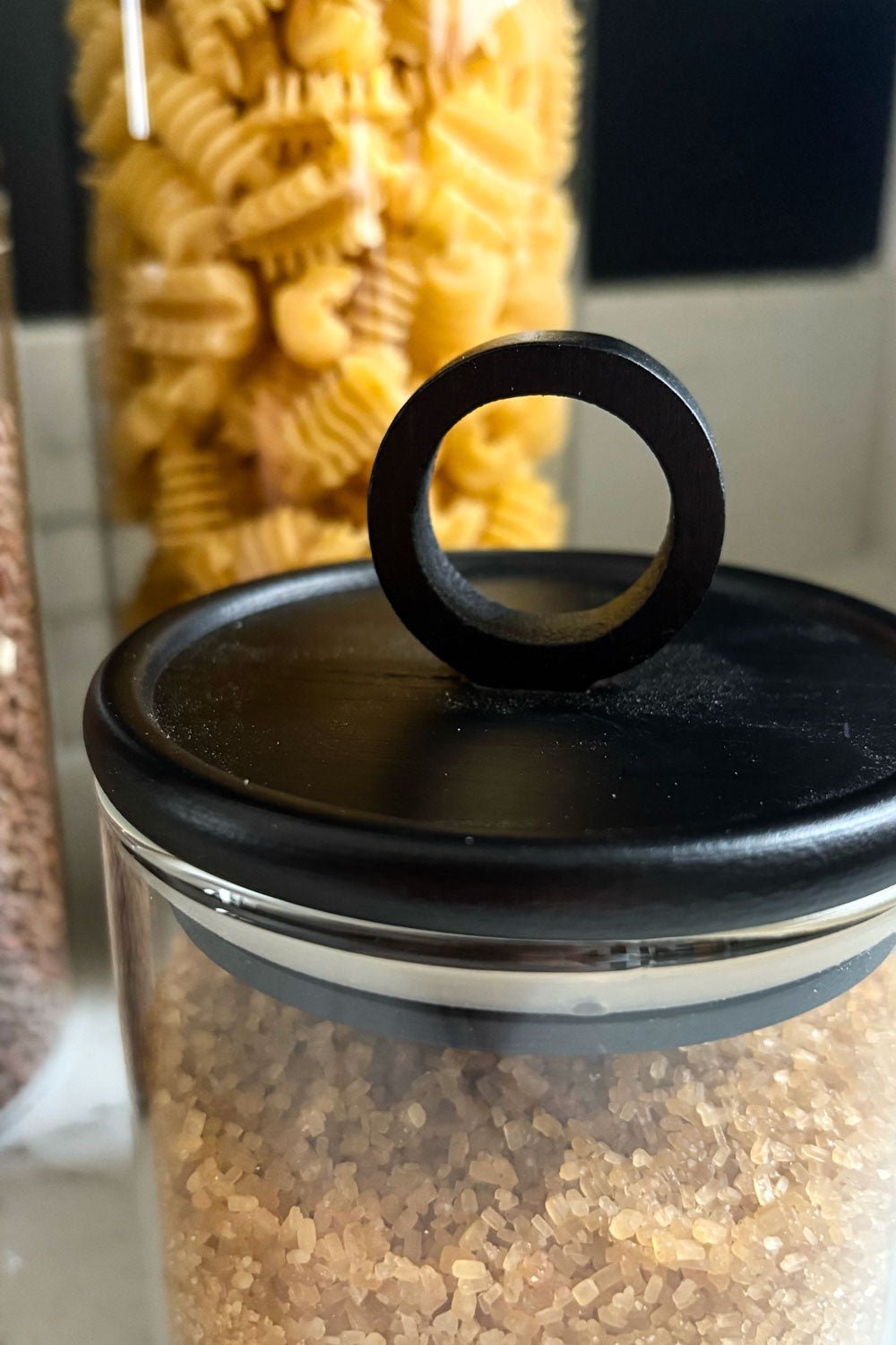 Detalle Tapa Tarros De Cristal Con Tapa De Madera Oscura Cristina Oria