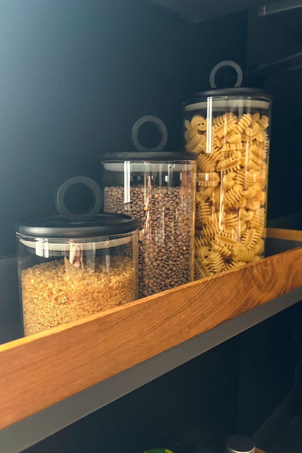 Detalle Tarros De Cristal Con Tapa De Madera Oscura Cristina Oria