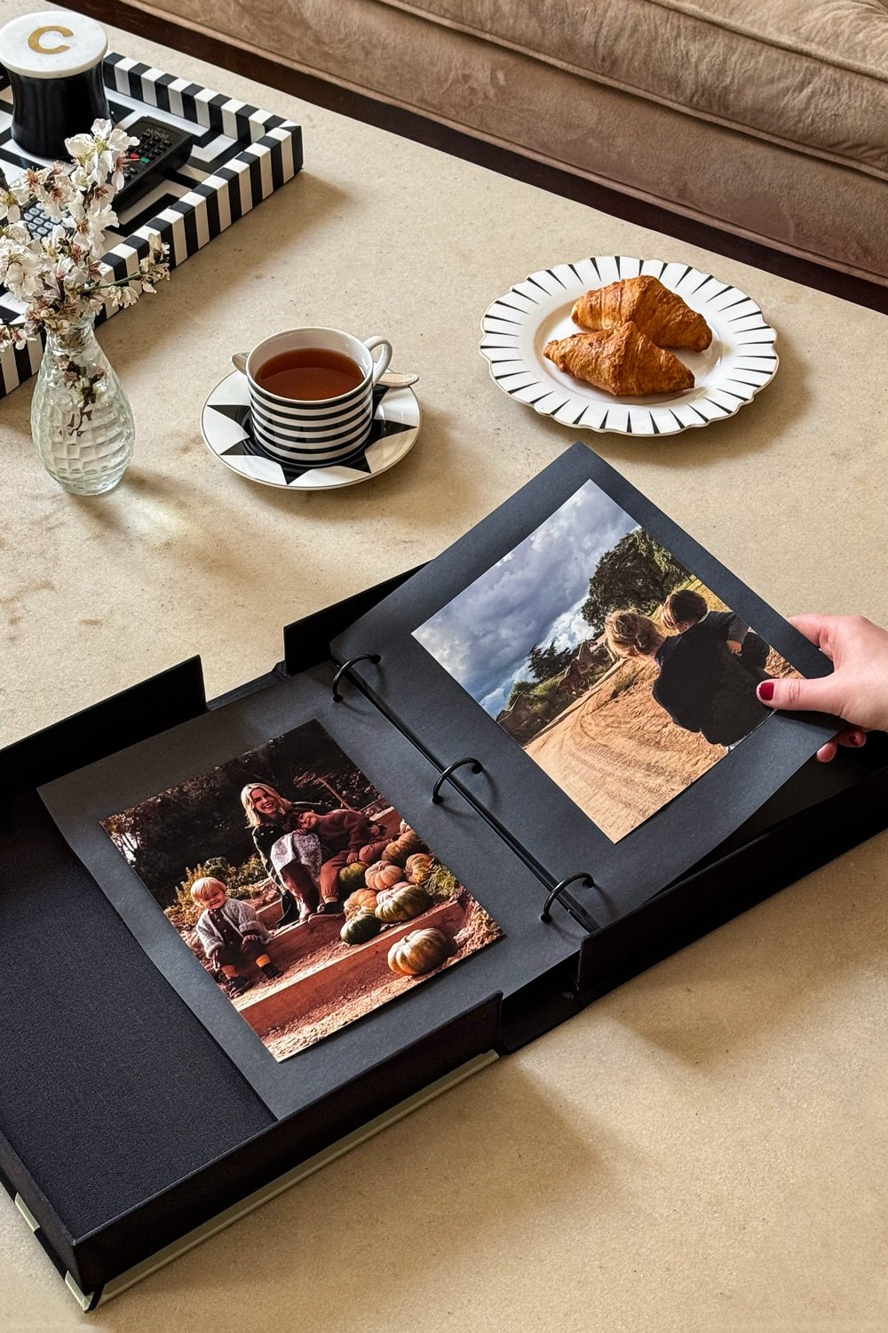 Detalle Caja Decorativa Con Álbum Beige Y Negra Cristina Oria