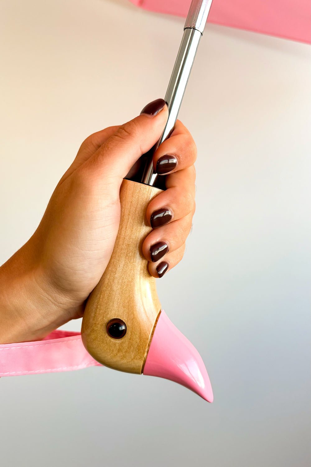 Detalle Puño Paraguas Con Diseño Rosa Y Mango Con Cabeza De Pato Cristina Oria