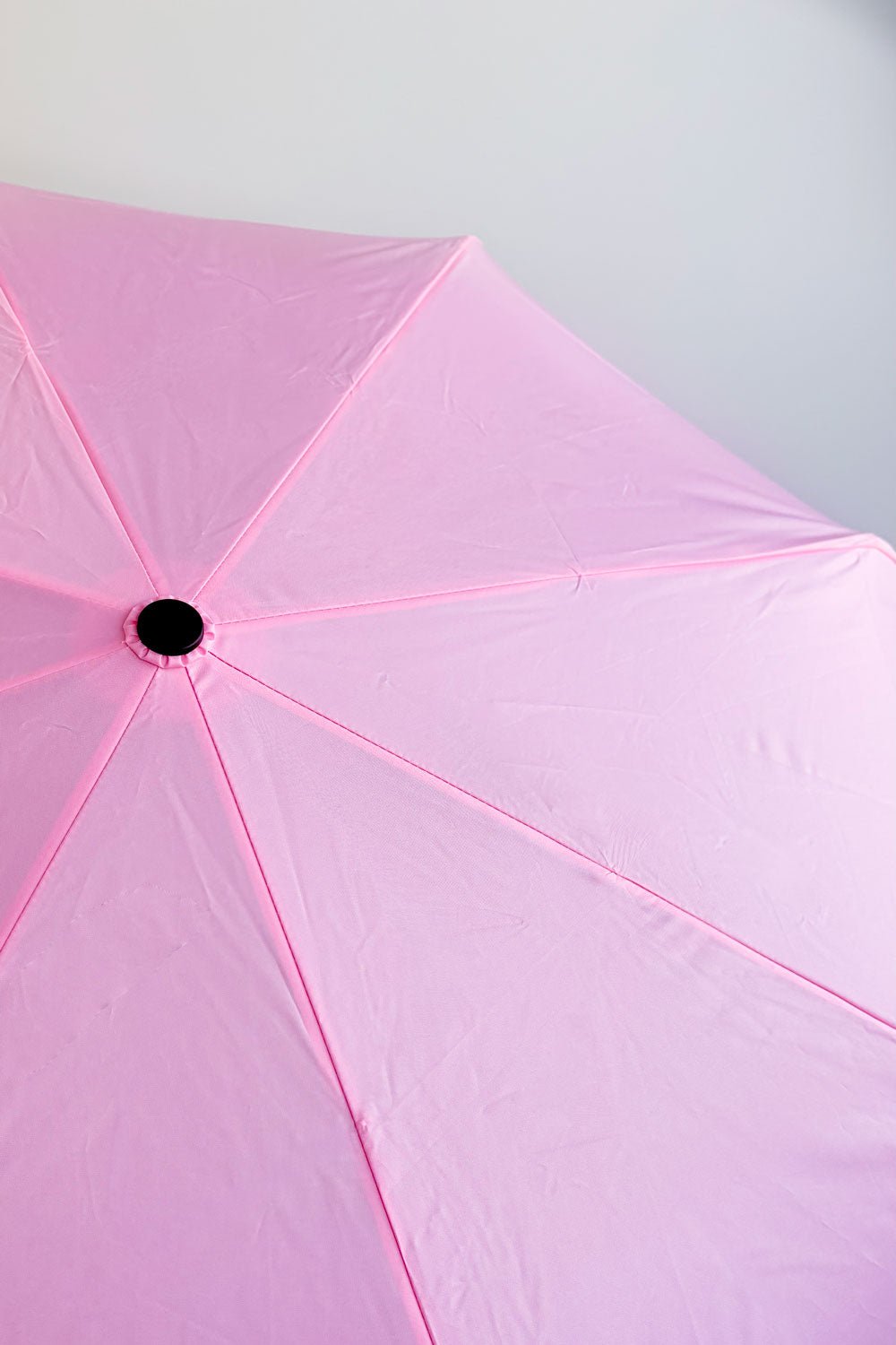 Detalle Paraguas Con Diseño Rosa Y Mango Con Cabeza De Pato Cristina Oria