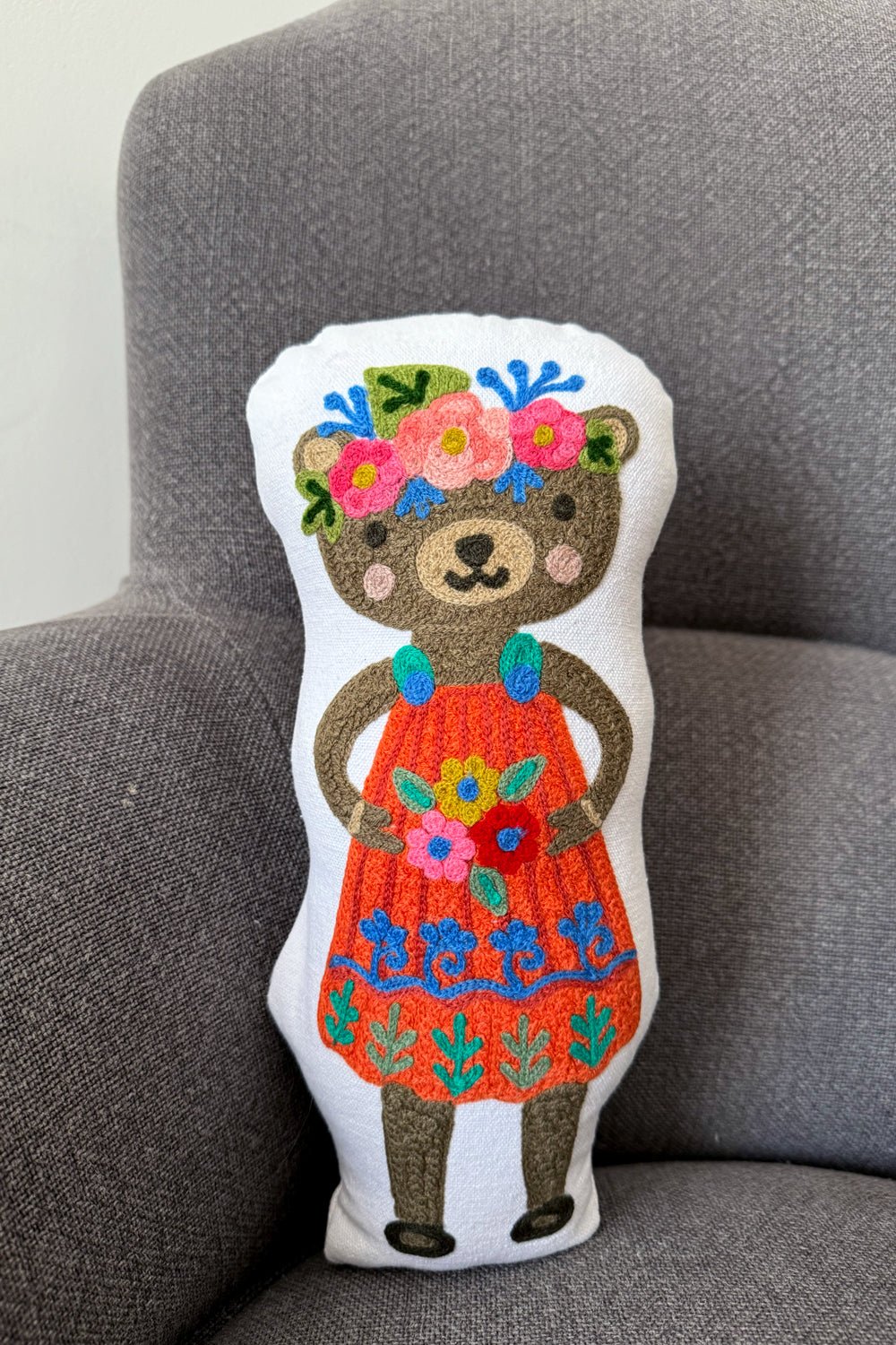 Gesticktes Kissen mit Bärenmotiv