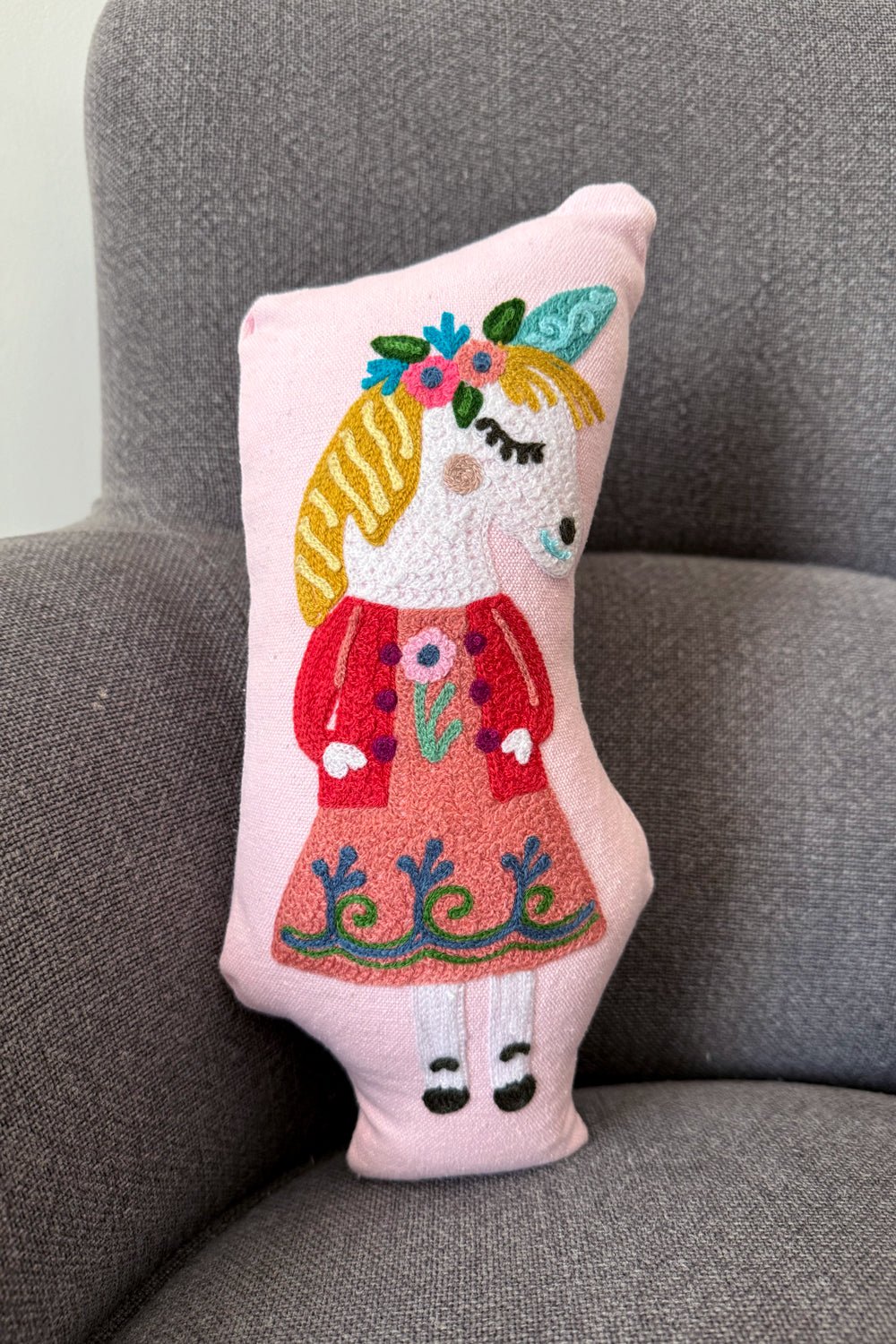 Gesticktes Kissen im Einhorn-Design