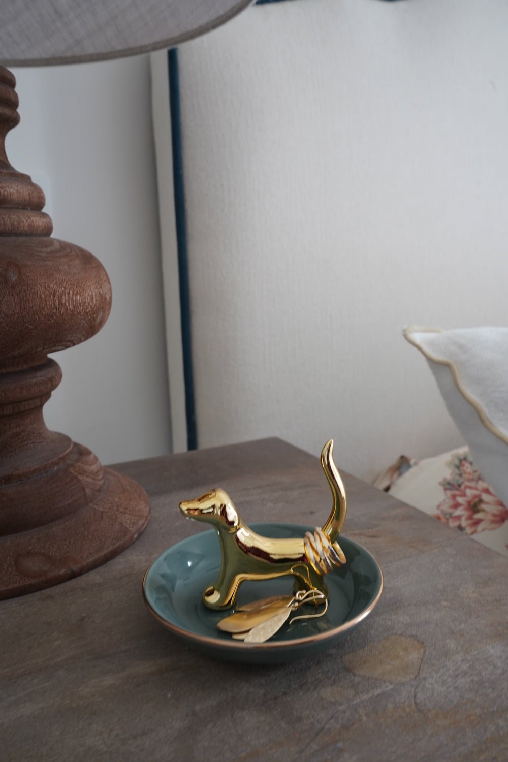 Porta-anéis dourado para cachorro