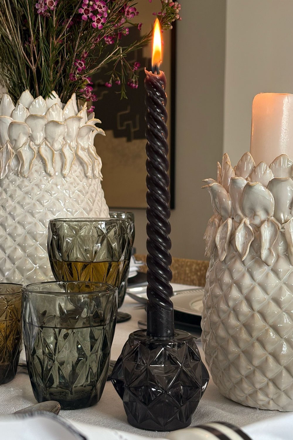 Detalle Vela Alta Portavelas Con Diseño De Diamante Negro Cristina Oria