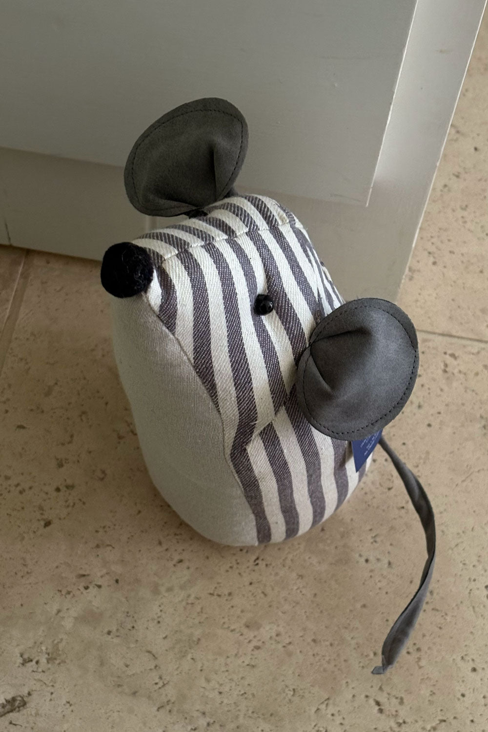 Detalle Sujetapuertas De Algodón Diseño Ratón Gris Cristina Oria