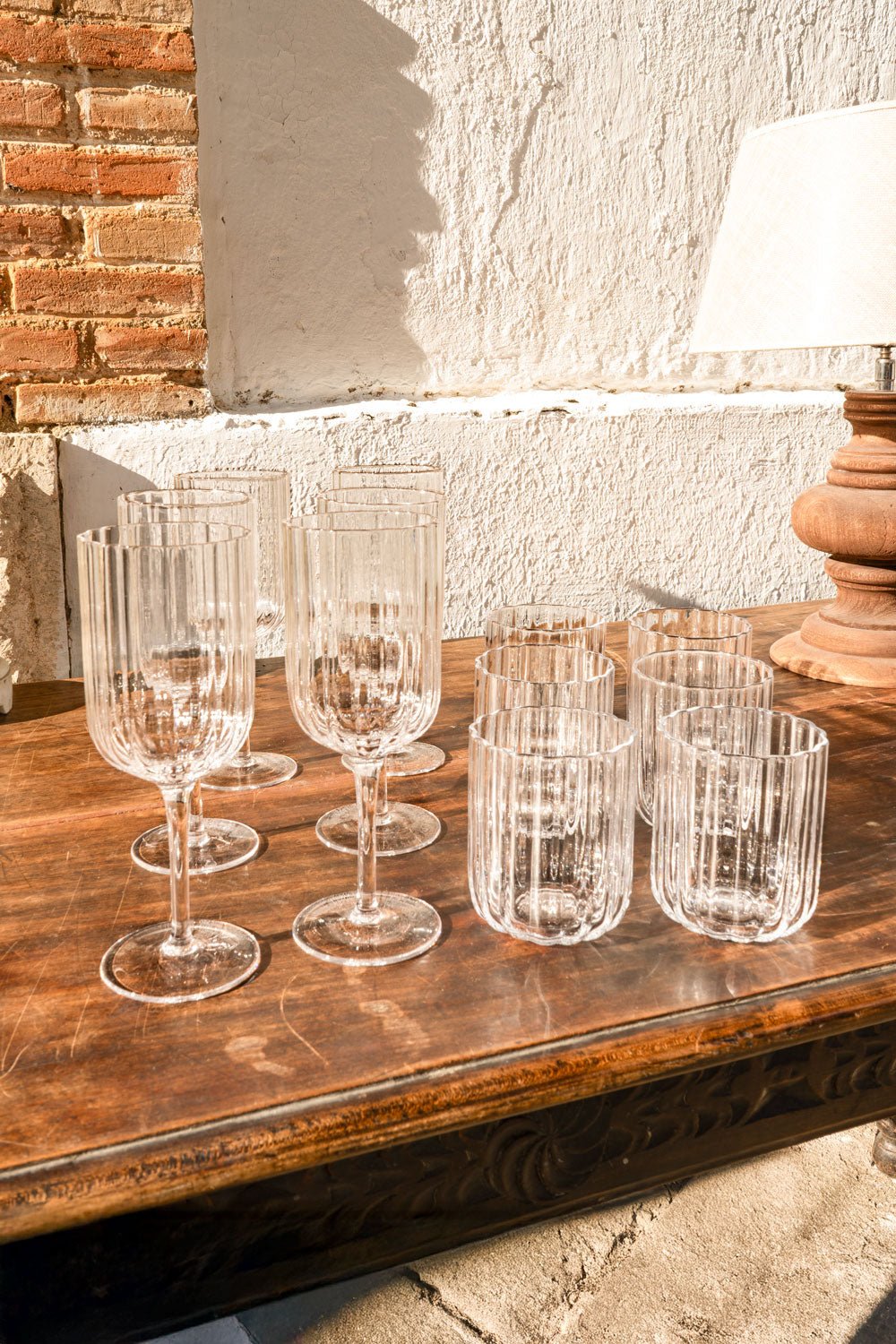 Set aus 12 Kristallgläsern und Weingläsern mit Wellenmuster | Kristallgläser