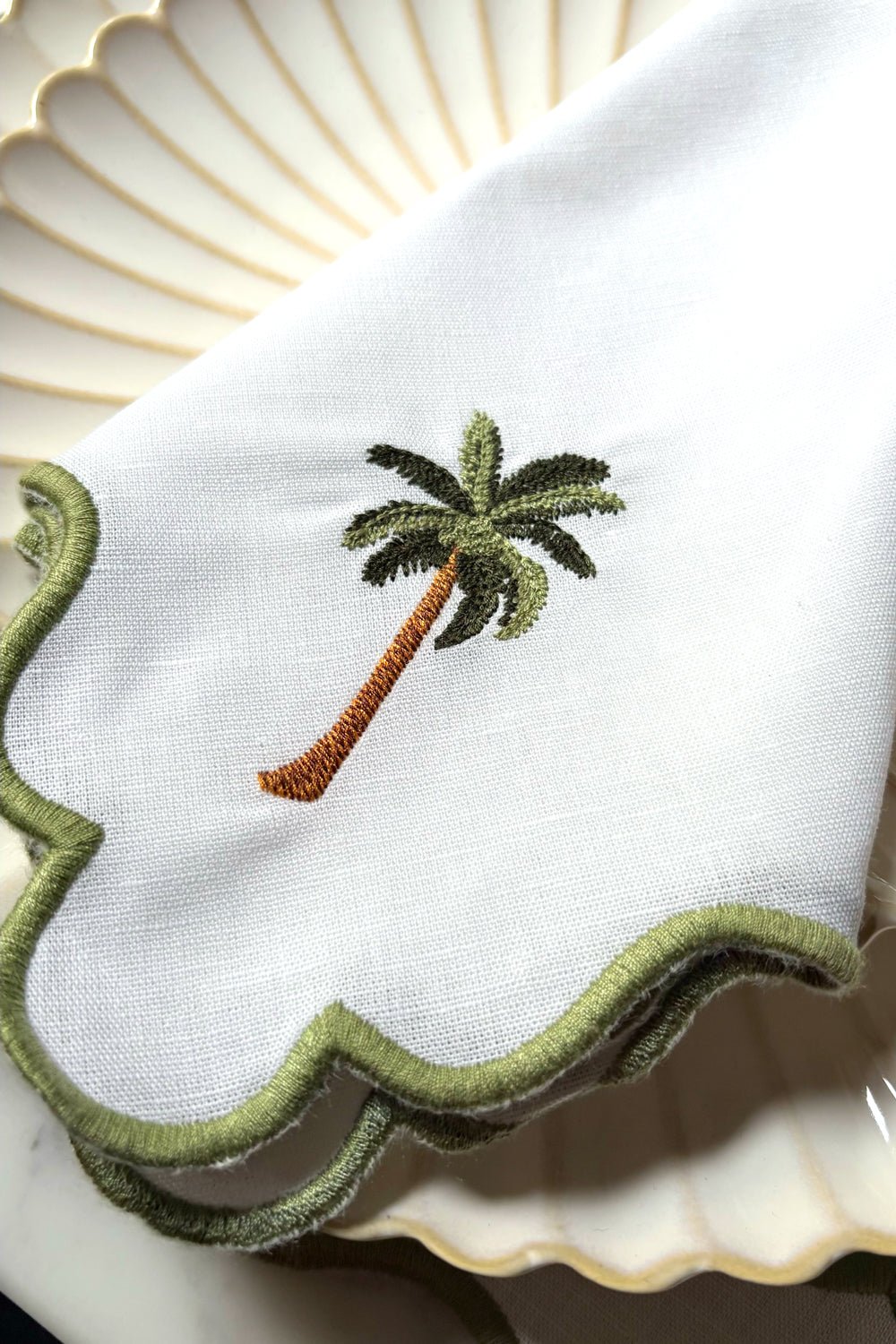 Detalle Servilleta Con Borde Ondulado Diseño Palmera Cristina Oria