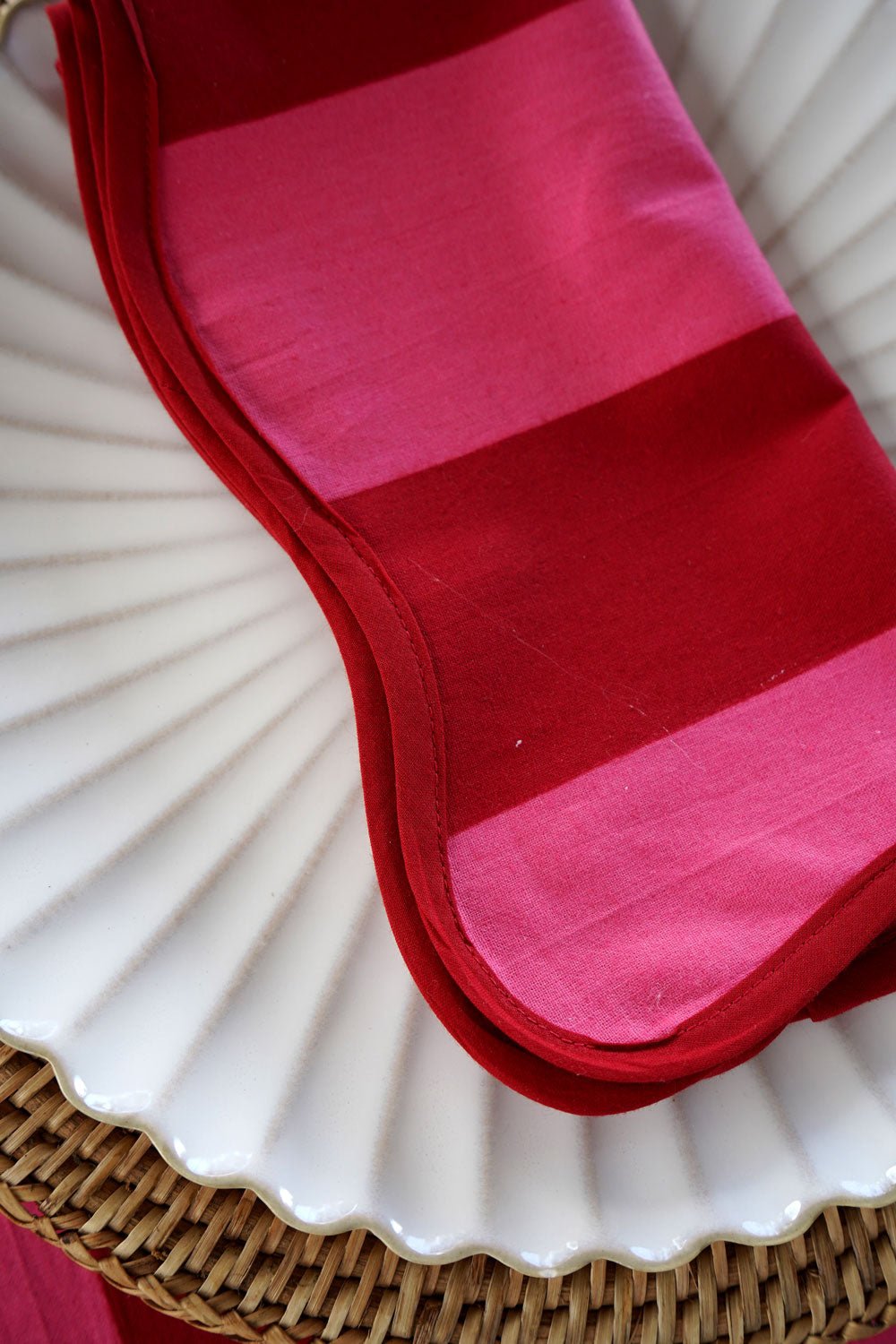 Detalle Borde Ondulado Servilleta Rayas Rosas Y Rojas Cristina Oria