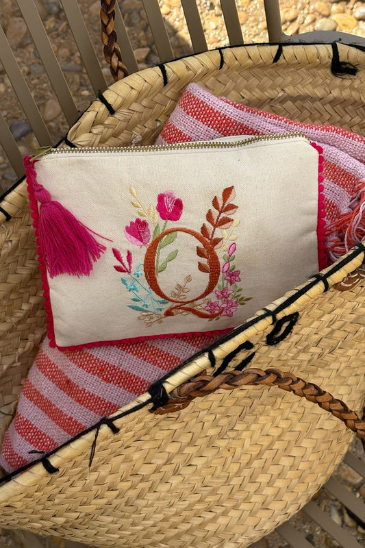 Neceser Con Inicial Q Y Flores Bordadas