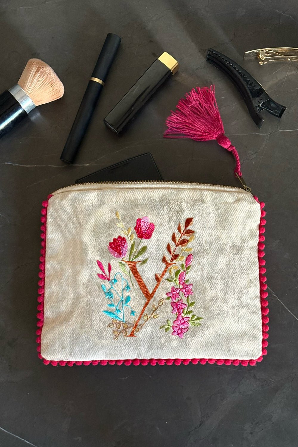 Bolsa De Cosméticos Com Inicial Y E Flores Bordadas