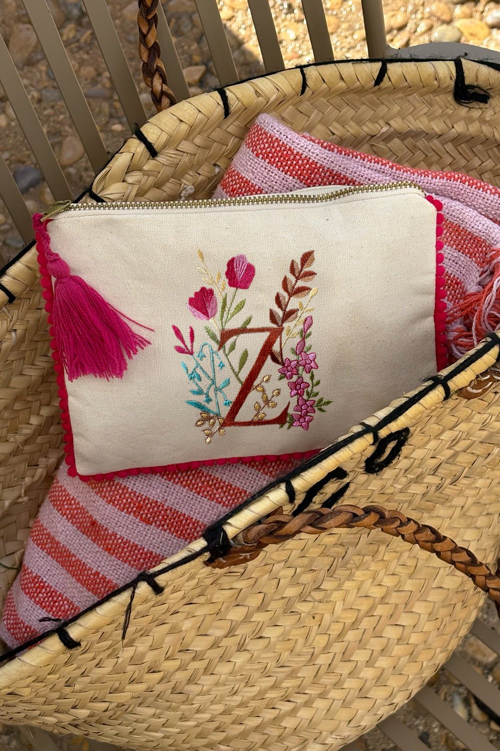 Bolsa De Cosméticos Com Inicial Z E Flores Bordadas