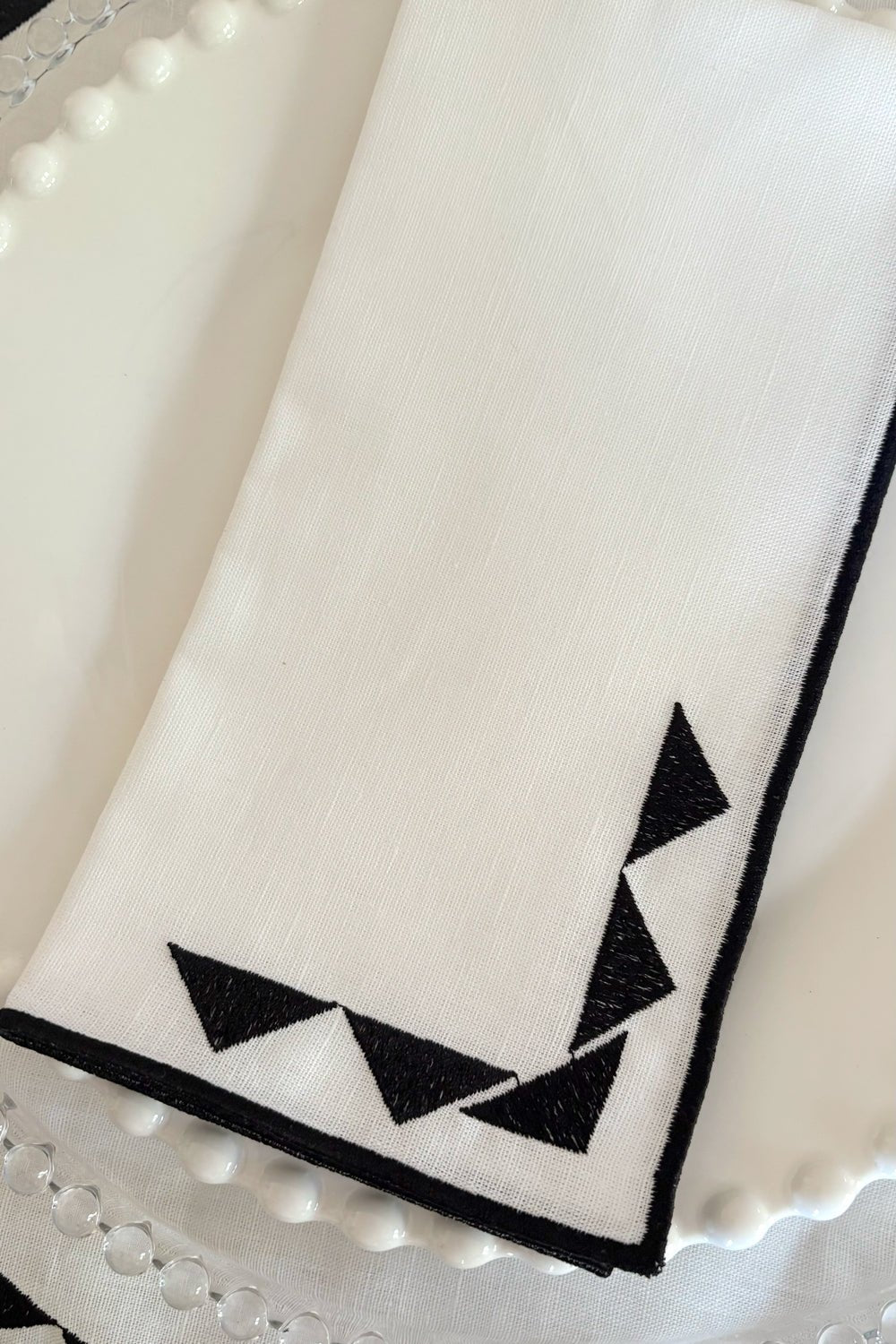 Detalle Bordado Servilleta Con Diseño De Sol Blanca Y Negra Cristina Oria