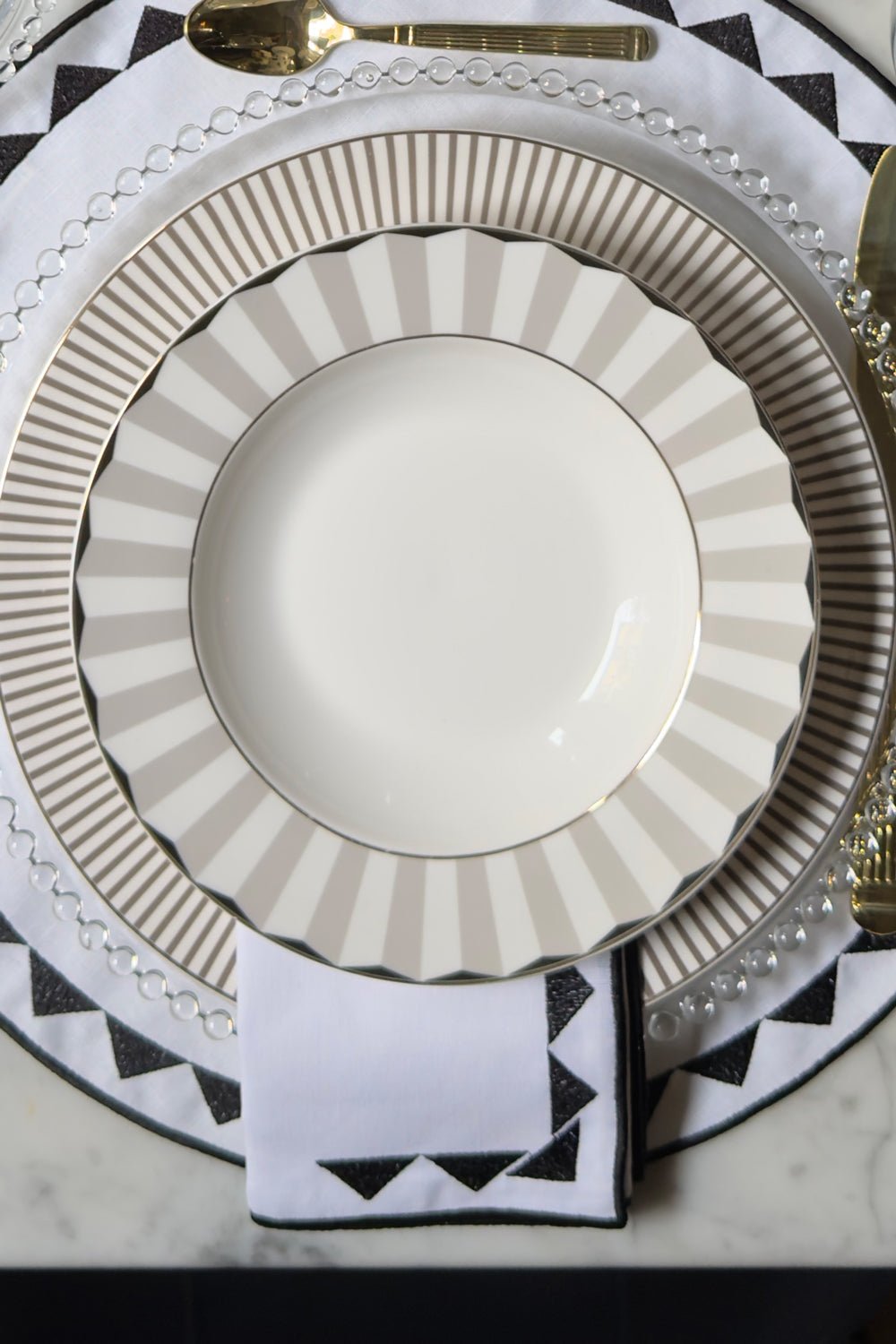 Detalle Servilleta Con Diseño De Sol Blanca Y Negra Cristina Oria