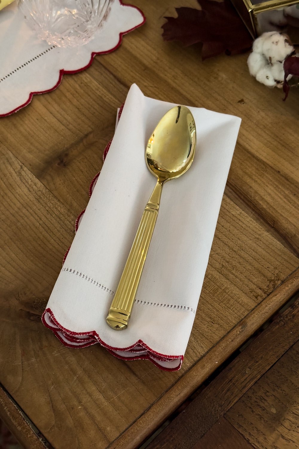 Detalle Servilleta Con Borde Ondulado Y Detalle De Vainica Roja Cristina Oria