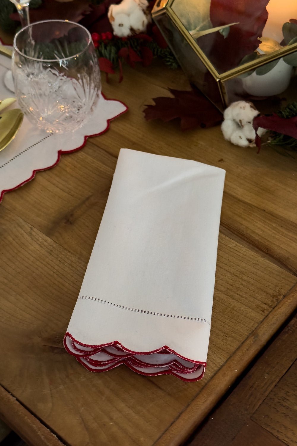 Servilleta Con Borde Ondulado Y Detalle De Vainica Roja Cristina Oria