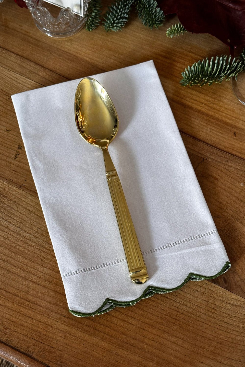 Detalle Servilleta Con Borde Ondulado Y Detalle De Vainica Verde Cristina Oria