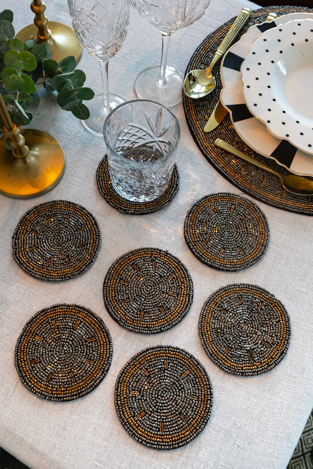 Set De Seis Posavasos Plateados Con Detalles Dorados Bordados Con Cuentas Cristina Oria