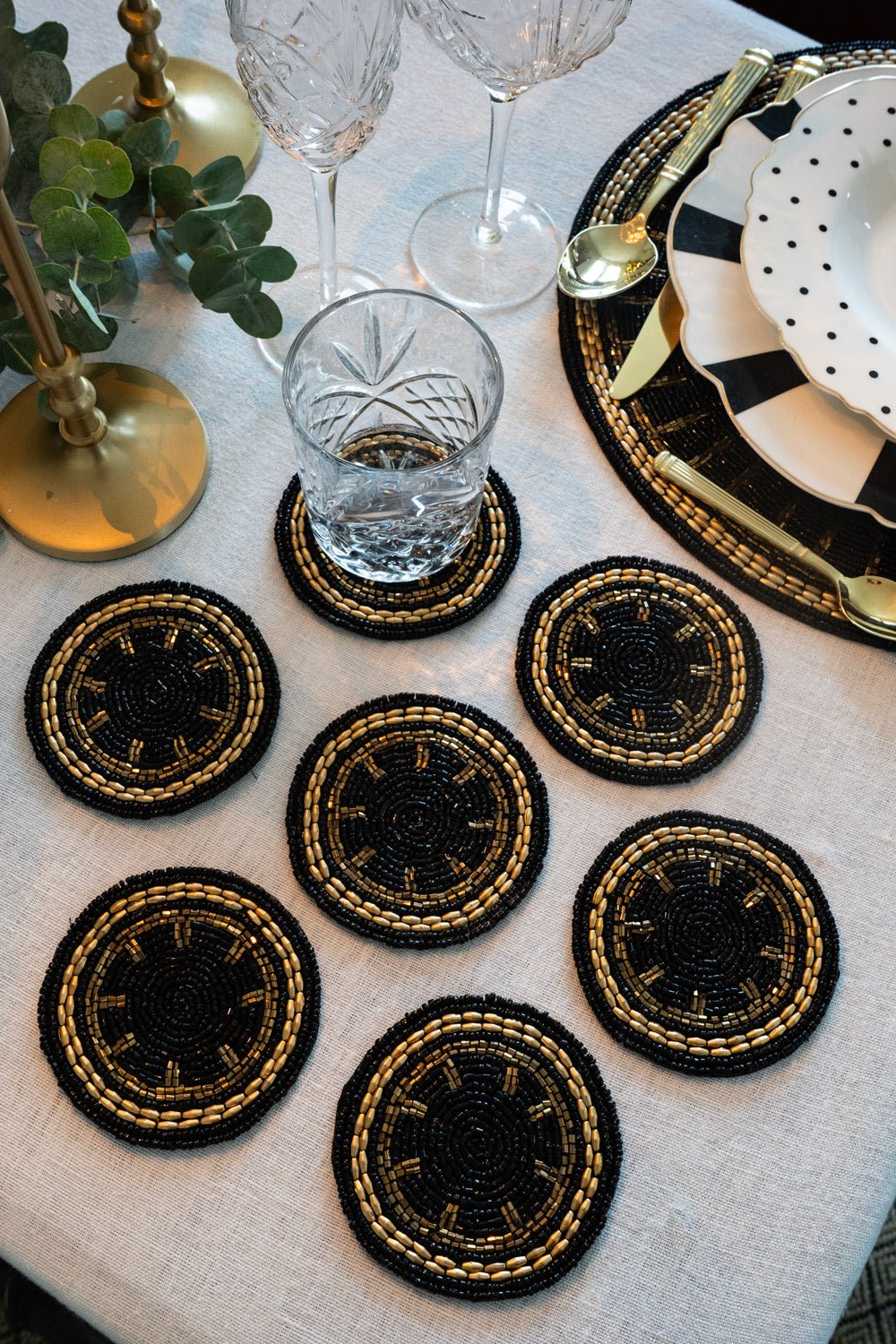 Set De Seis Posavasos Negros Con Detalles Dorados Bordados Con Cuentas Cristina Oria