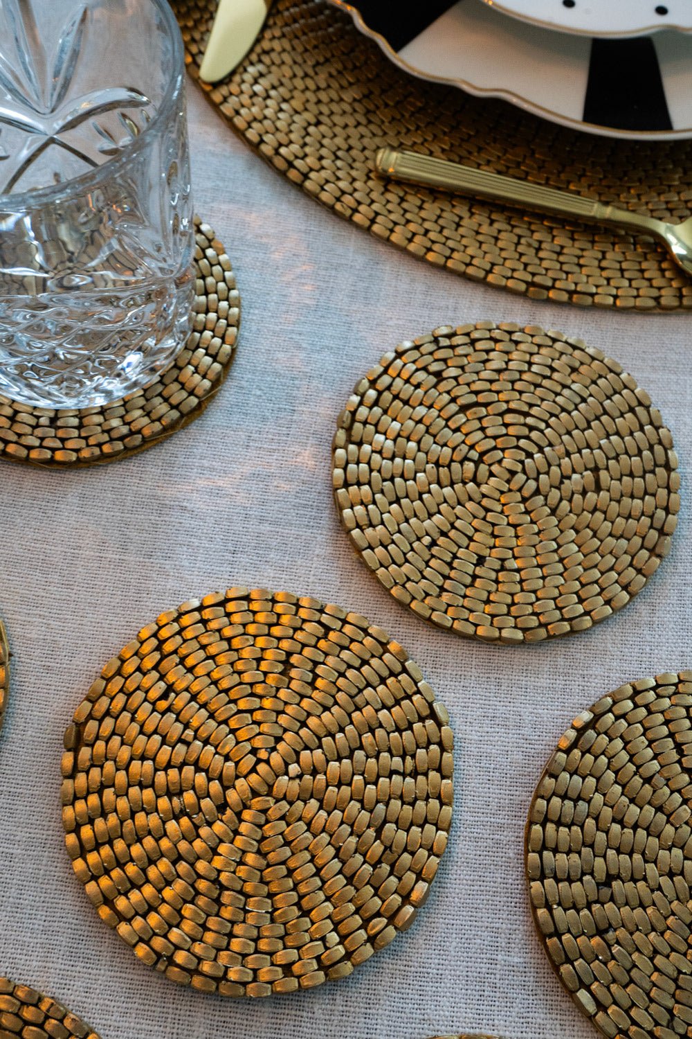 Detalle Material Posavasos Dorado Bordado Con Hilo Cristina Oria