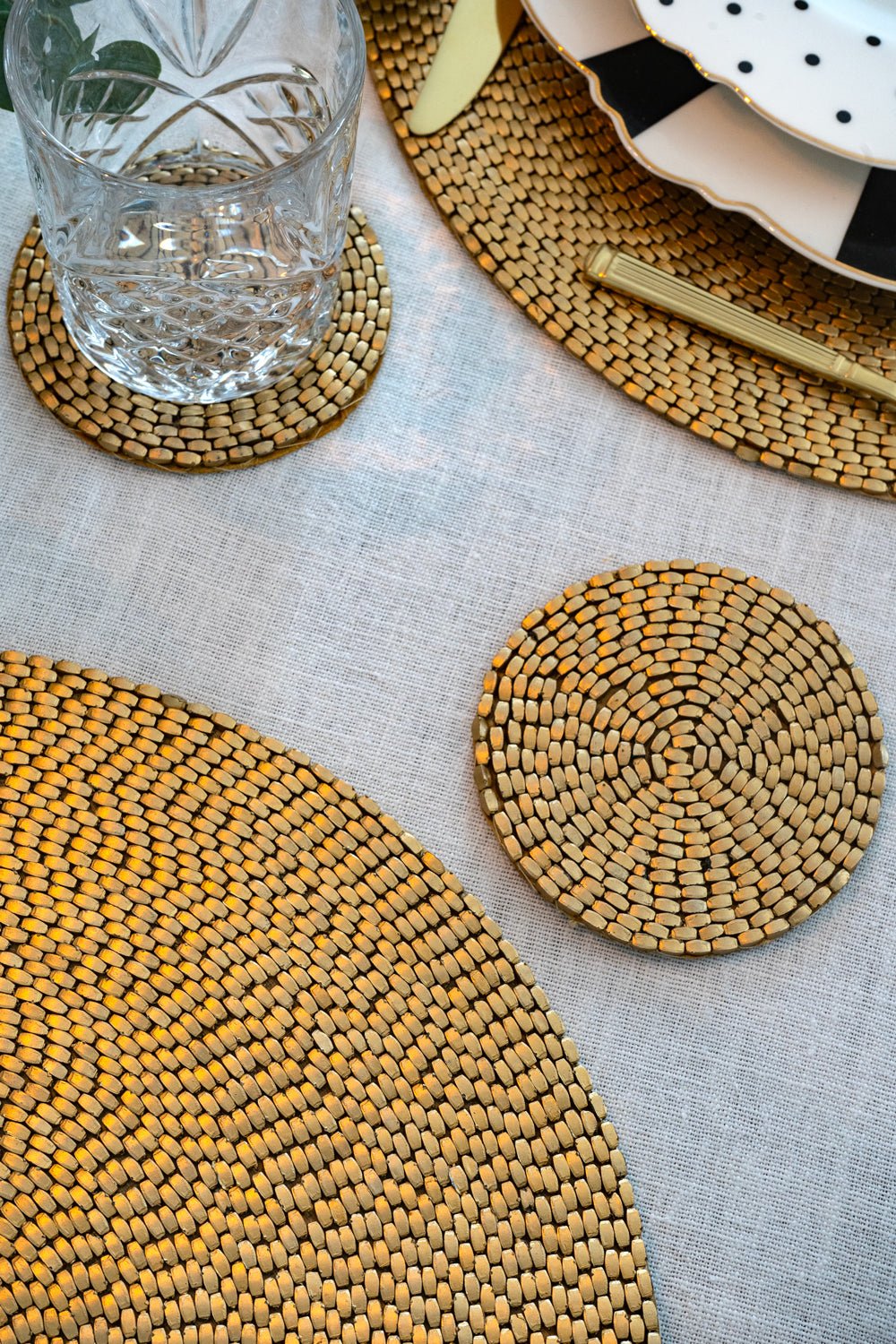 Detalle Posavasos Dorado Bordado Con Hilo Cristina Oria