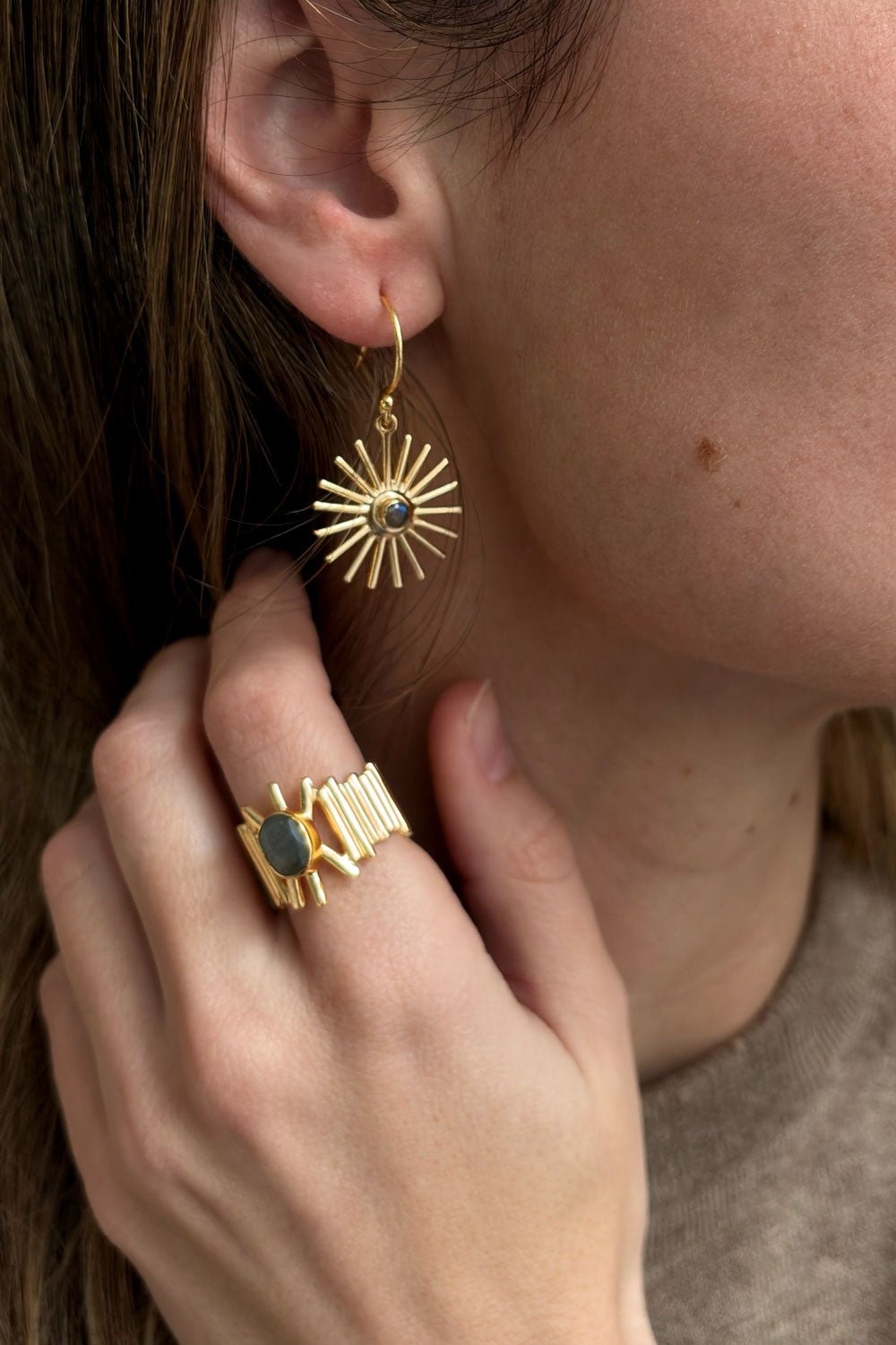 Detalle Combinación Anillo & Pendientes Labradoritas Grisáceas Cristina Oria