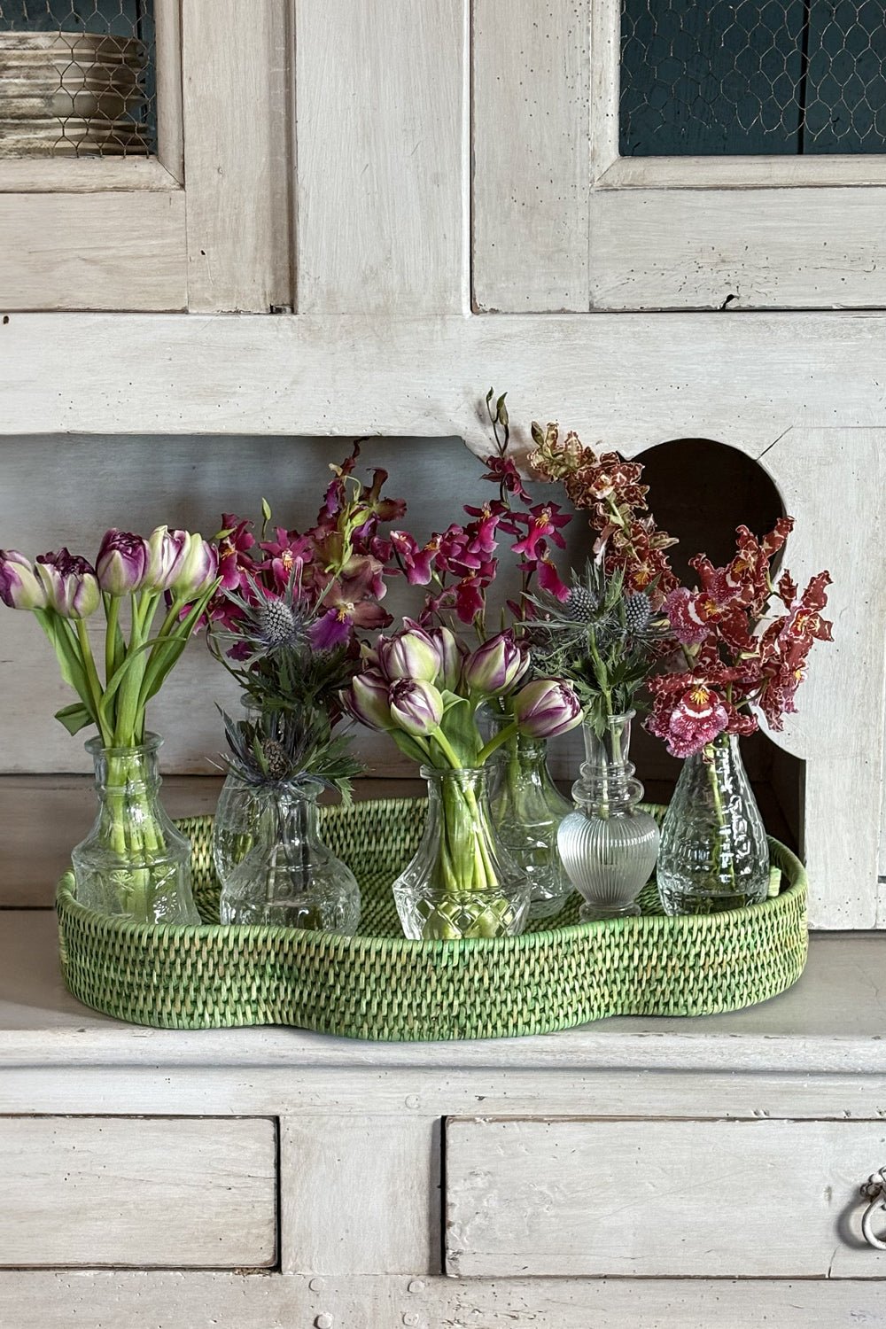 Detalle Decoración Bandeja Ovalada De Ratán Con Asas Verde Cristina Oria