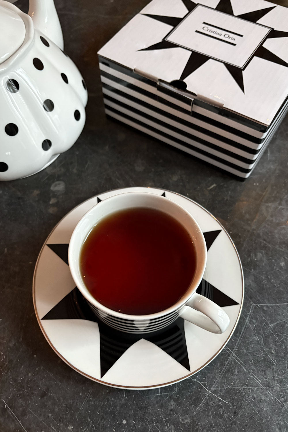 Detalle Interior Taza Y Plato Circus Blanca Y Negra Cristina Oria