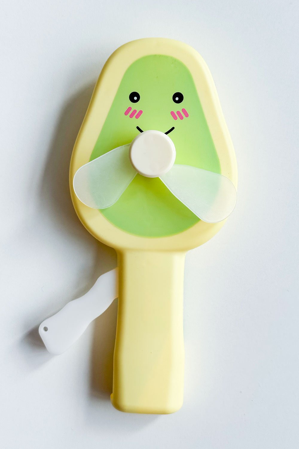Detalle Ventilador Aguacate Kawaii Amarillo Cristina Oria