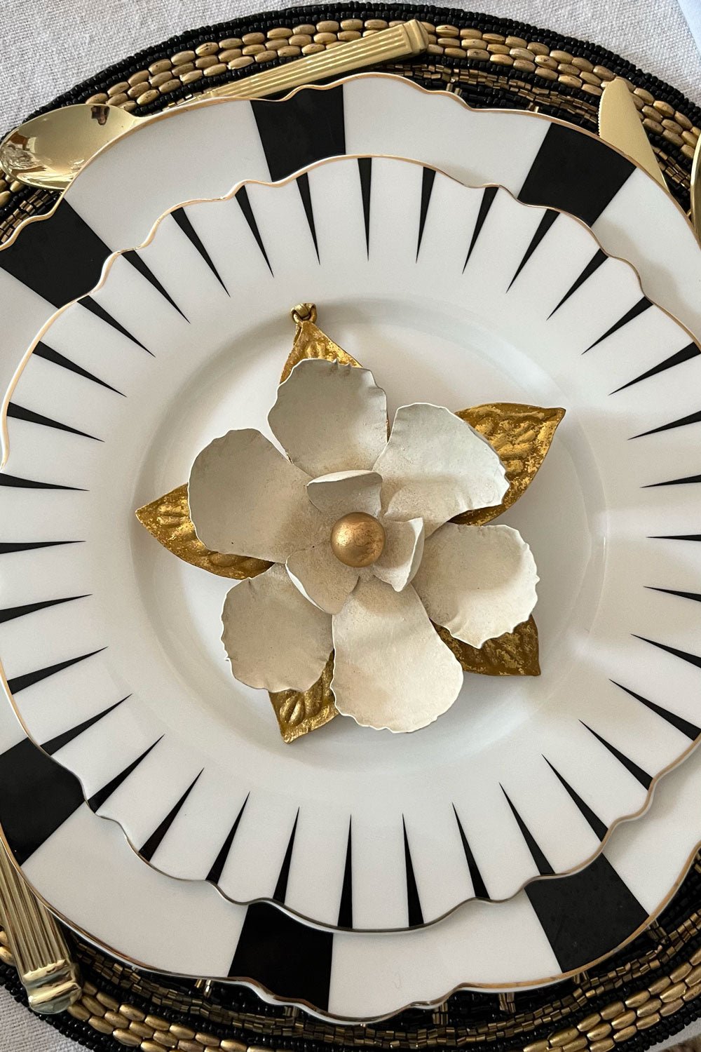 Adorno Dorado Y Blanco Flor Magnolia Cristina Oria