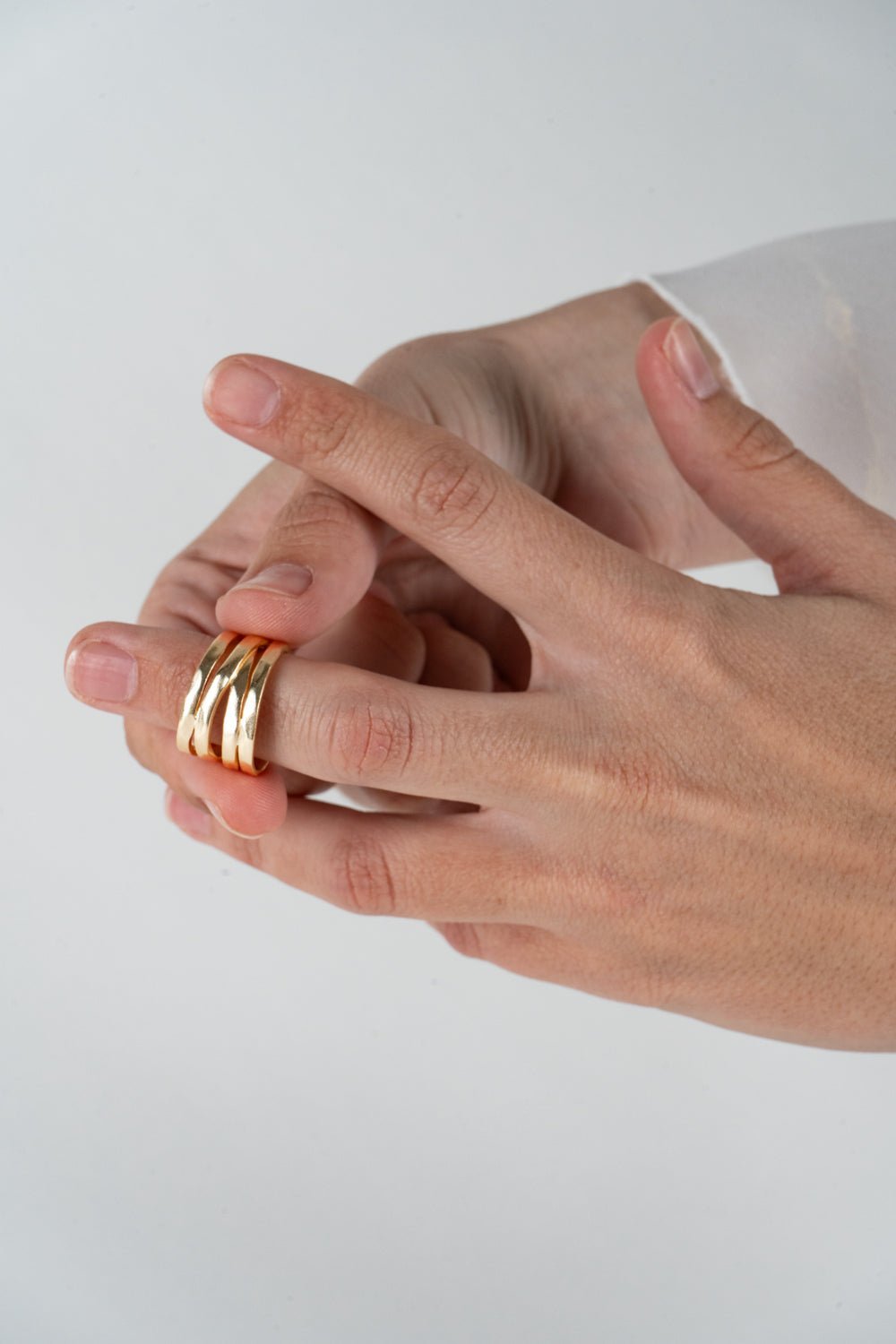 Detalle Anillo Dorado Ajustable Con Diseño De Cuatro Argollas Cristina Oria