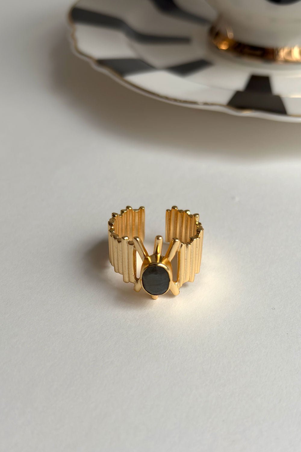 Detalle Anillo Dorado Ajustable Con Labradorita Grisácea Cristina Oria