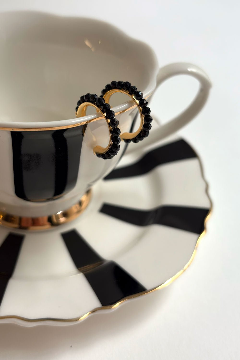Pendientes Dorados Con Diseño De Aros Y Onyx Negras