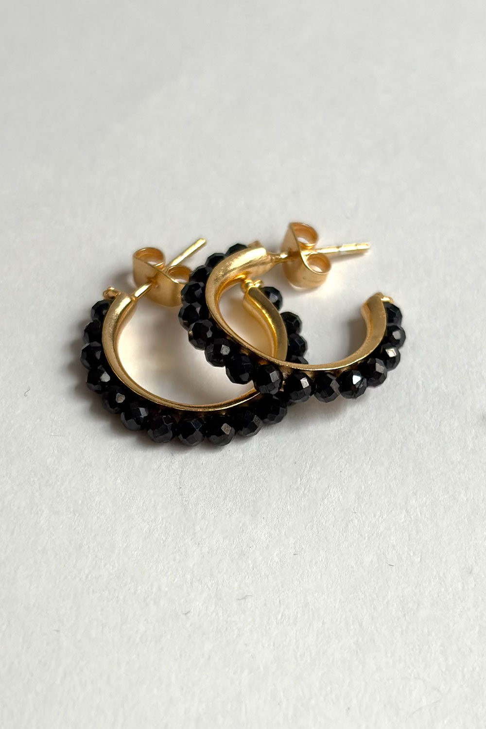Pendientes Dorados Con Diseño De Aros Y Onyx Negras Cristina Oria