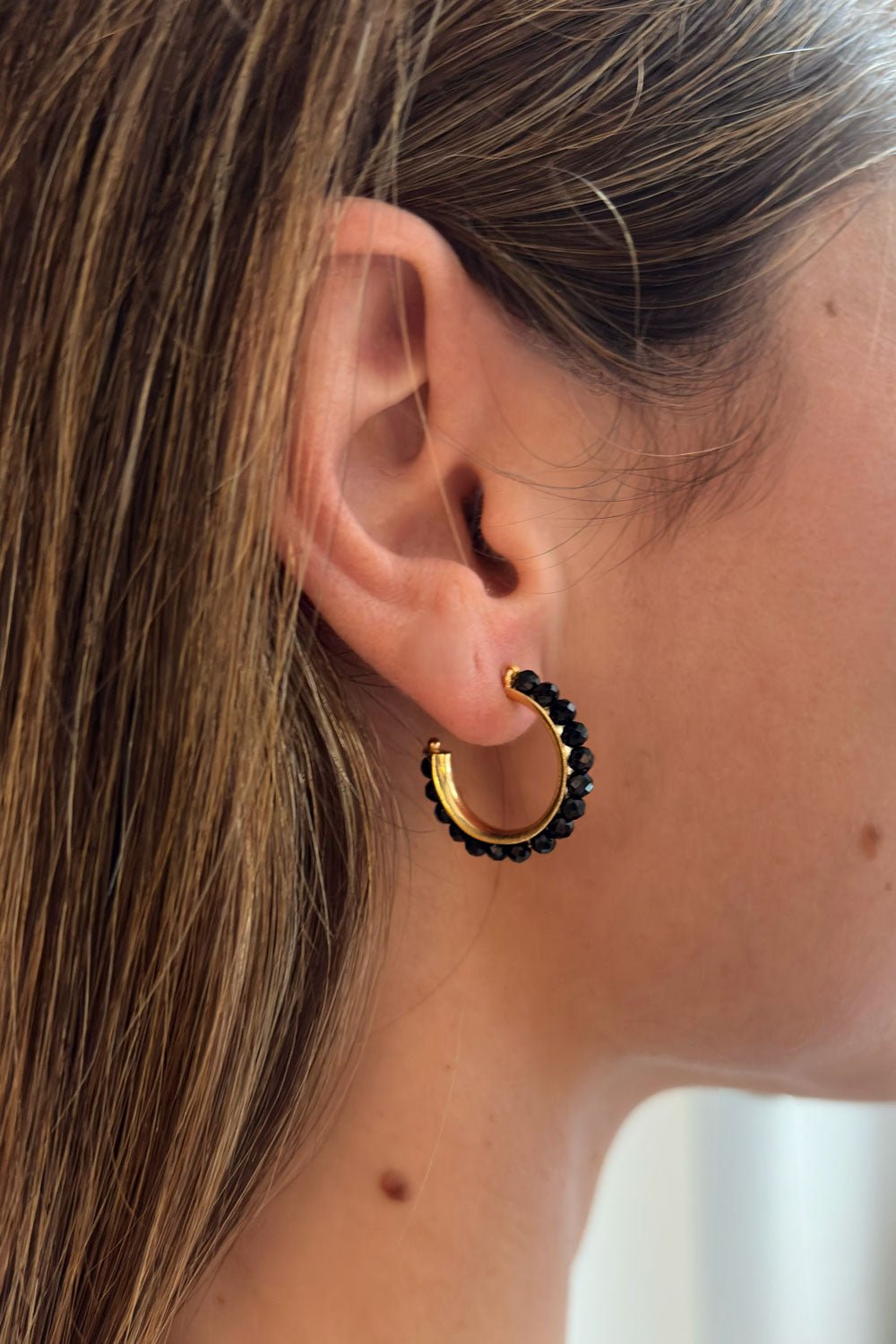 Detalle Pendientes Dorados Con Diseño De Aros Y Onyx Negras Cristina Oria