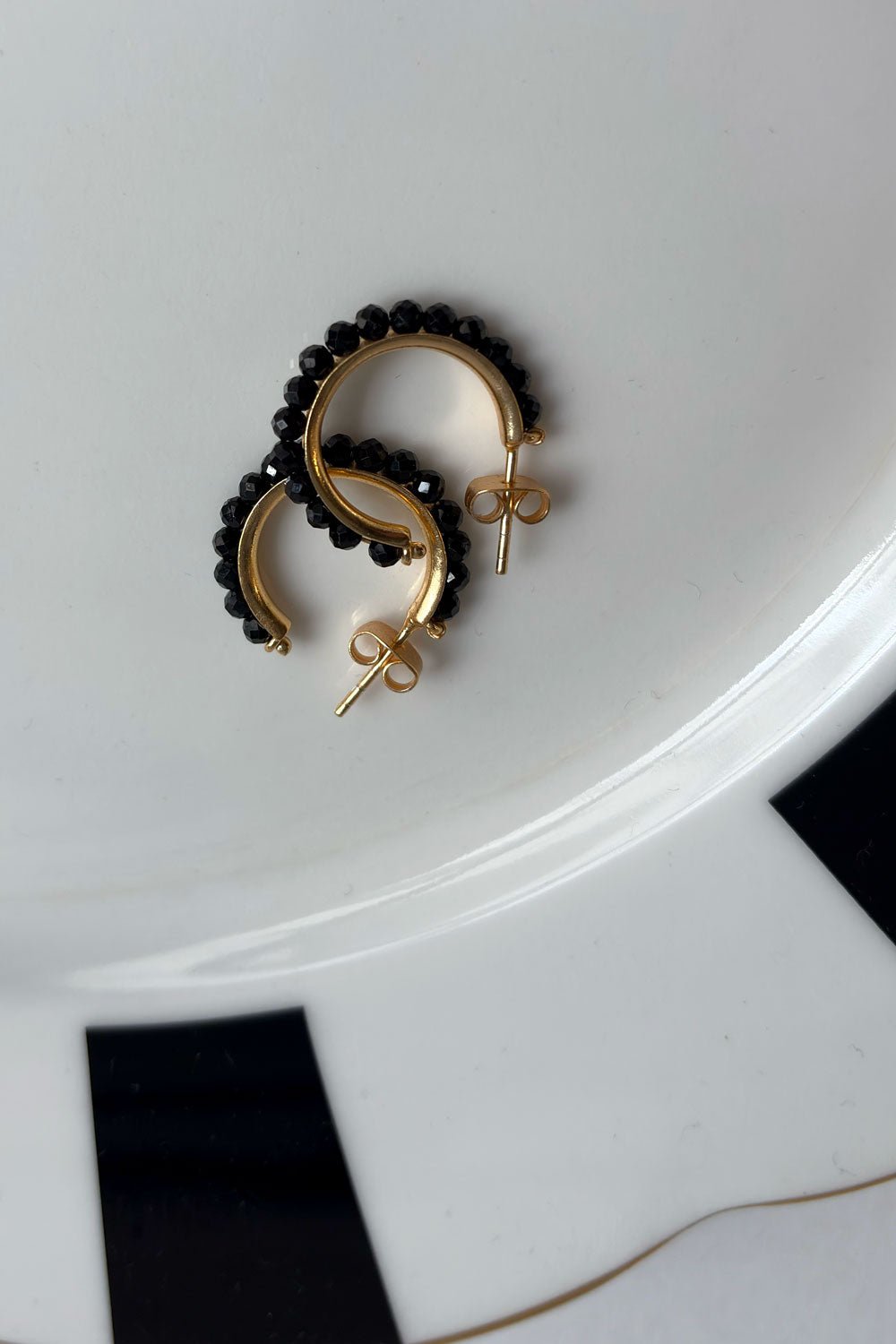 Detalle Tres Pendientes Dorados Con Diseño De Aros Y Onyx Negras Cristina Oria