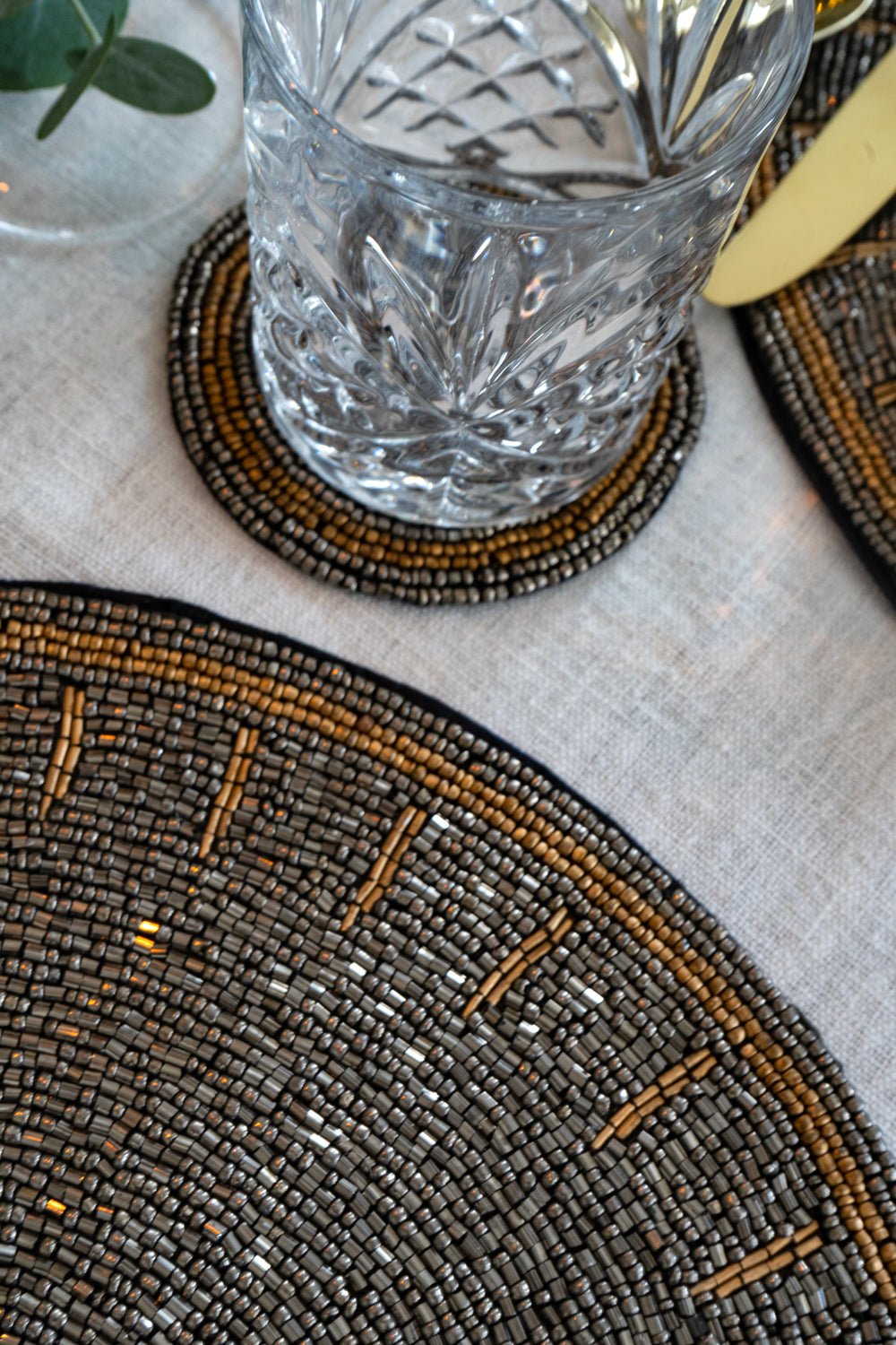 Detalle Posavasos Plateado Con Detalles Dorados Bordado Con Cuentas Cristina Oria