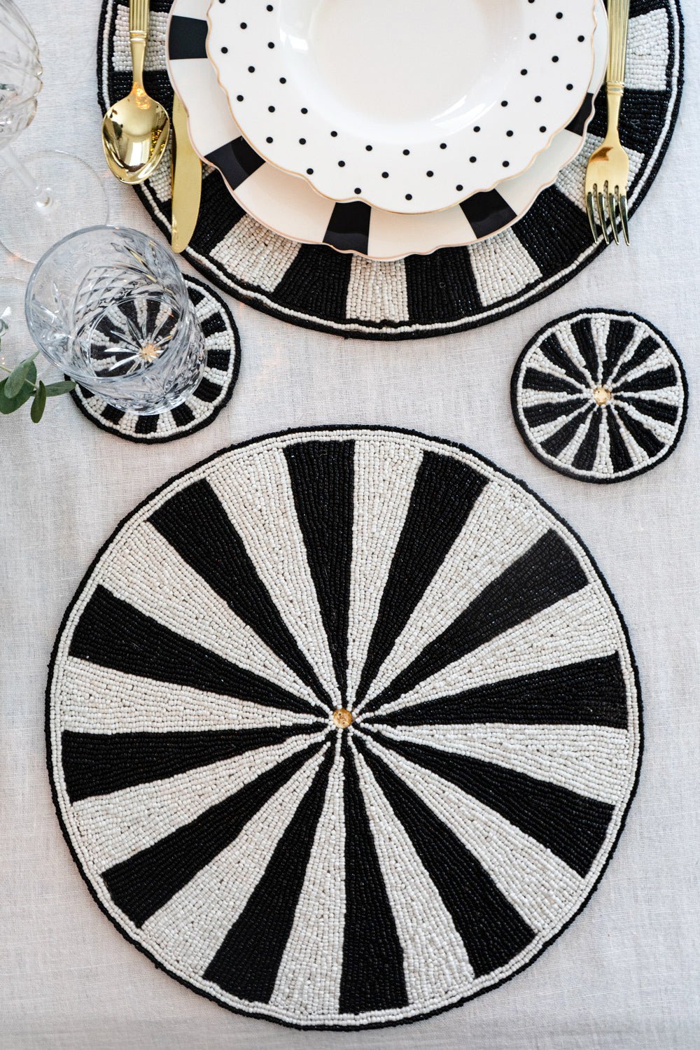 Individual de mesa redondo preto e branco bordado com miçangas