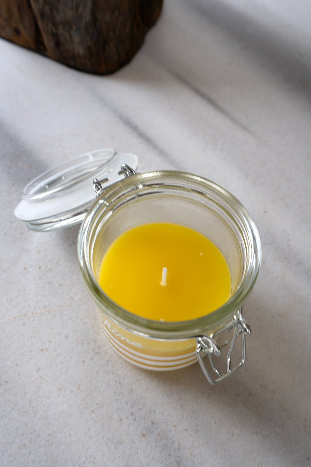 Detalle Vela Con Tapa Y Aroma Limones Sunshine Cristina Oria