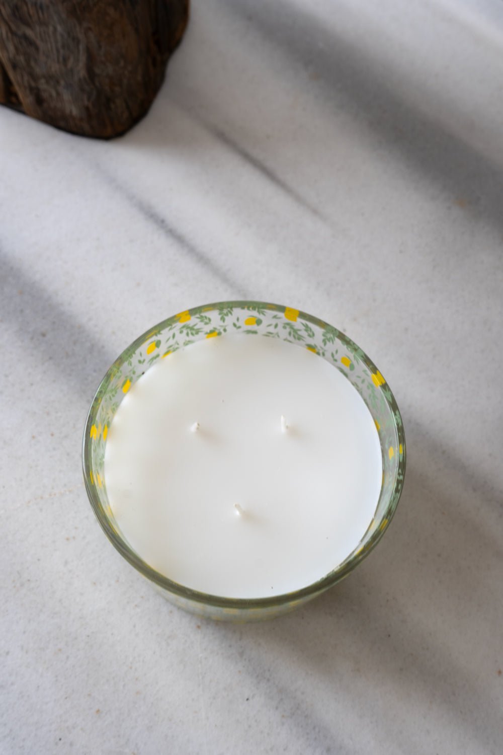 Detalle Vela De Tres Mechas Y Aroma Limones Cristina Oria