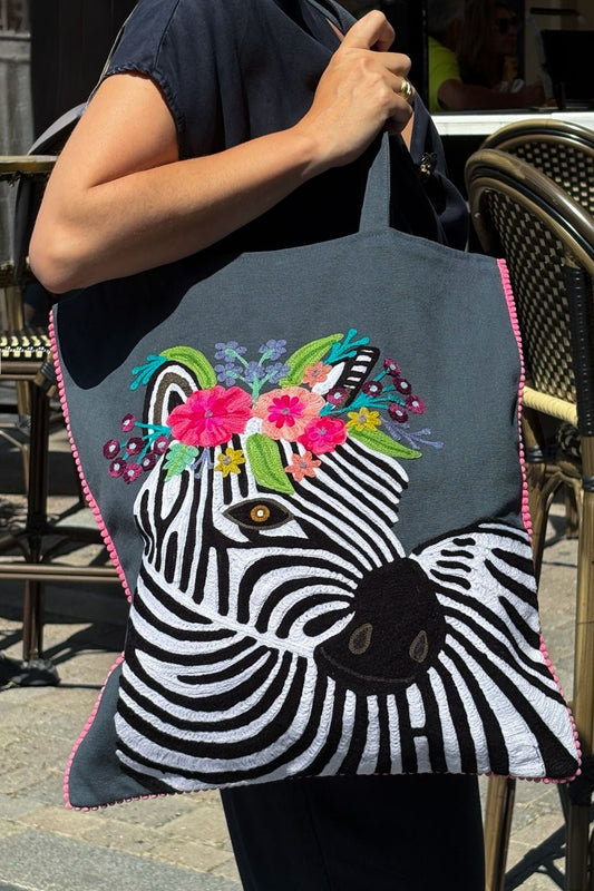 Detalle Asas Bolsa Bordada A Mano Con Diseño De Cebra Cristina Oria