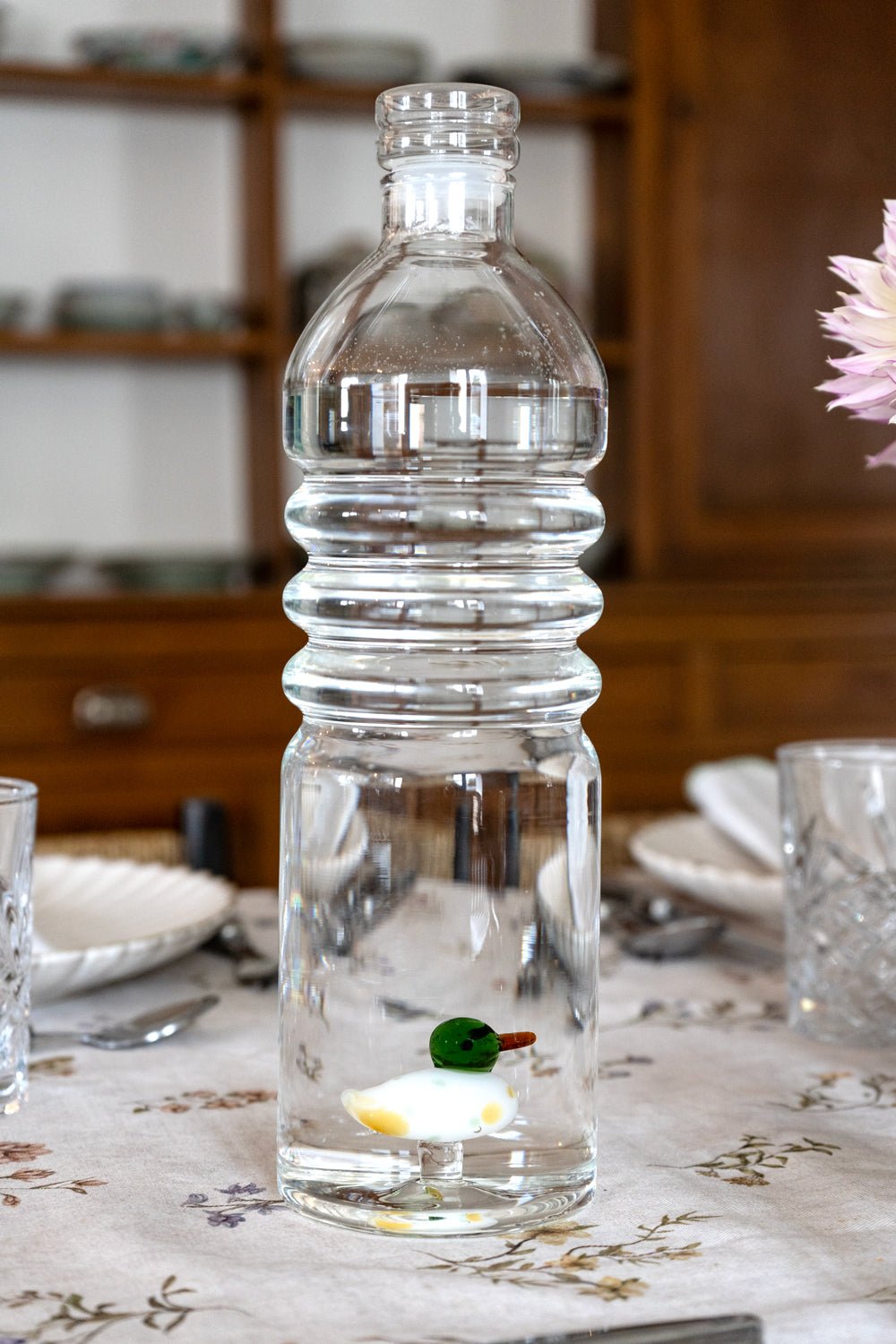 Detalle Mesa Botella De Cristal Con Figura Pato Cristina Oria