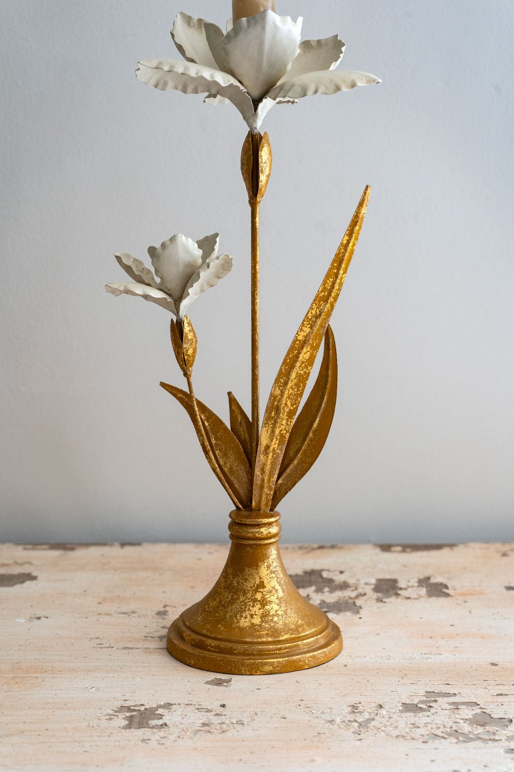 Detalle Tallo Candelabro Dorado Y Blanco Diseño Flor De Iris Cristina Oria